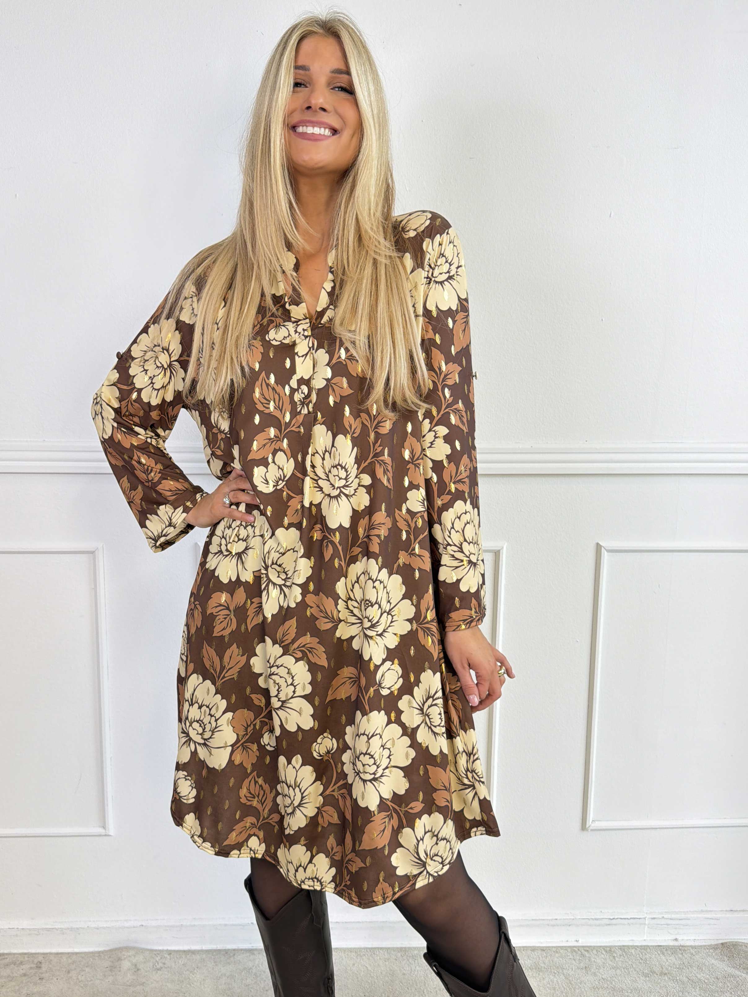 Ebba Bloom - Plus size kjole i et krølfrit stof med blomstermotiv og små gulddetaljer